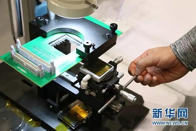 图为第十六届"中国光谷"国际光电子博览会展出的芯片检测产品.